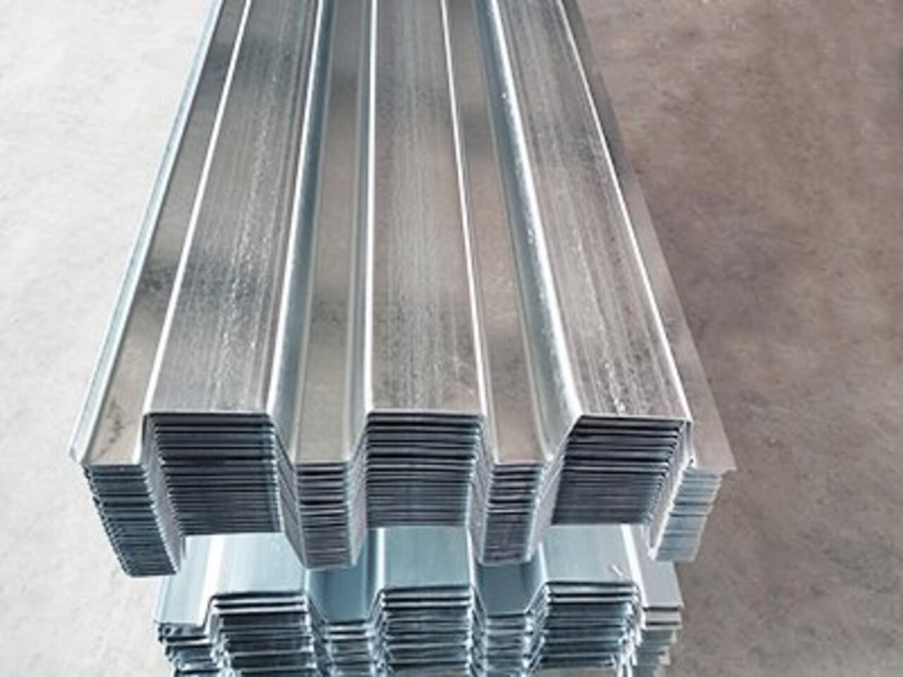 <b>YX75-200-600開(kāi)口型樓承板</b>